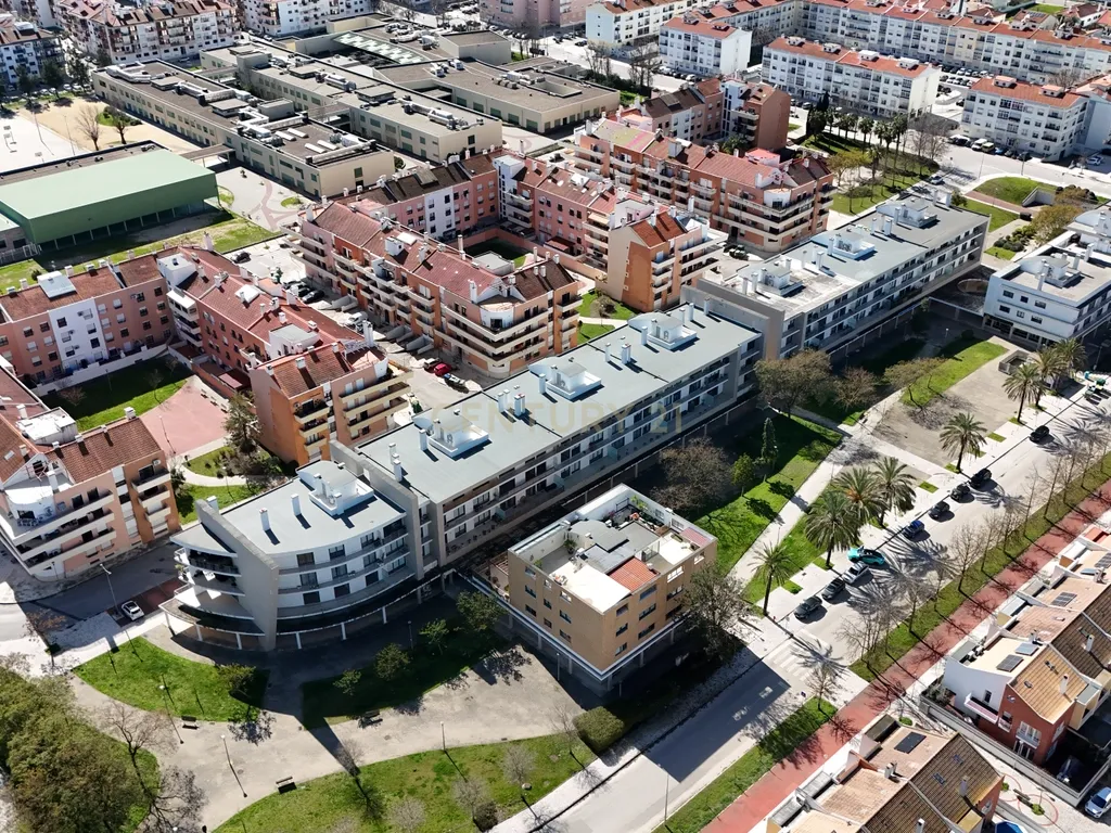 Apartamento T3 com Duas Varandas, Garagem Box e Lugar de estacionamento na Vila Serena, Pinhal Novo - Image 64