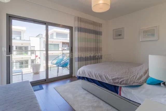 Luxuoso apartamento T3 duplex com Vista Panorâmica em Quinta de Santa Teresa, Charneca de caparica - Image 3