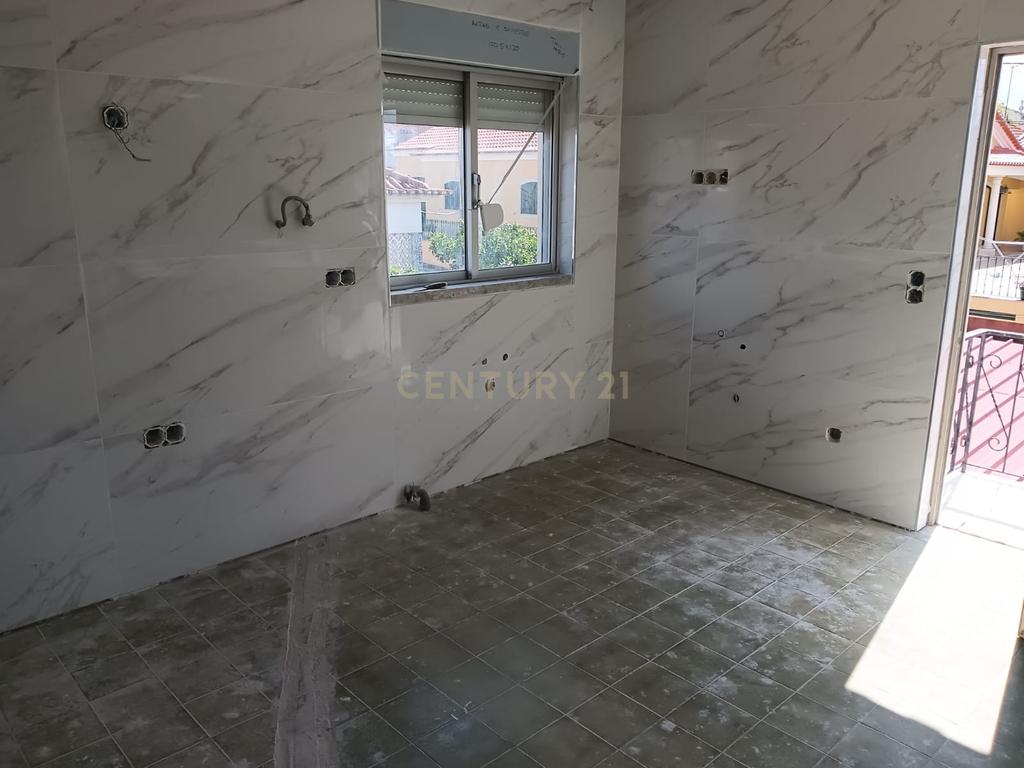 Andar Moradia t3 totalmente remodelado - Image 1