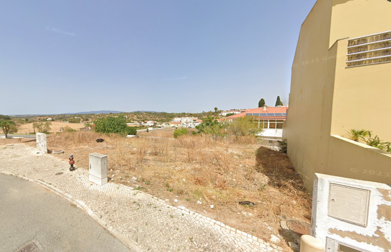 Lote de 168 m² para Construção de Moradia Geminada com Dois Pisos (exige Apresentação de Projeto) em Estombar, Lagoa - Image 3
