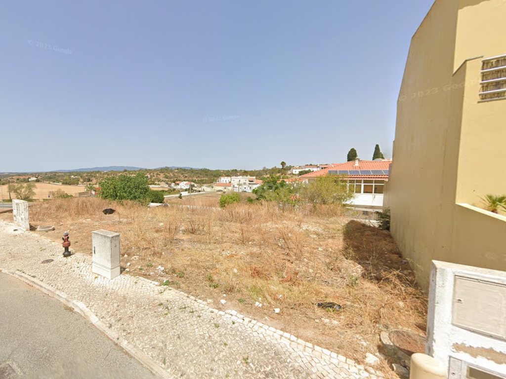 Lote de 168 m² para Construção de Moradia Geminada com Dois Pisos (exige Apresentação de Projeto) em Estombar, Lagoa - Image 3