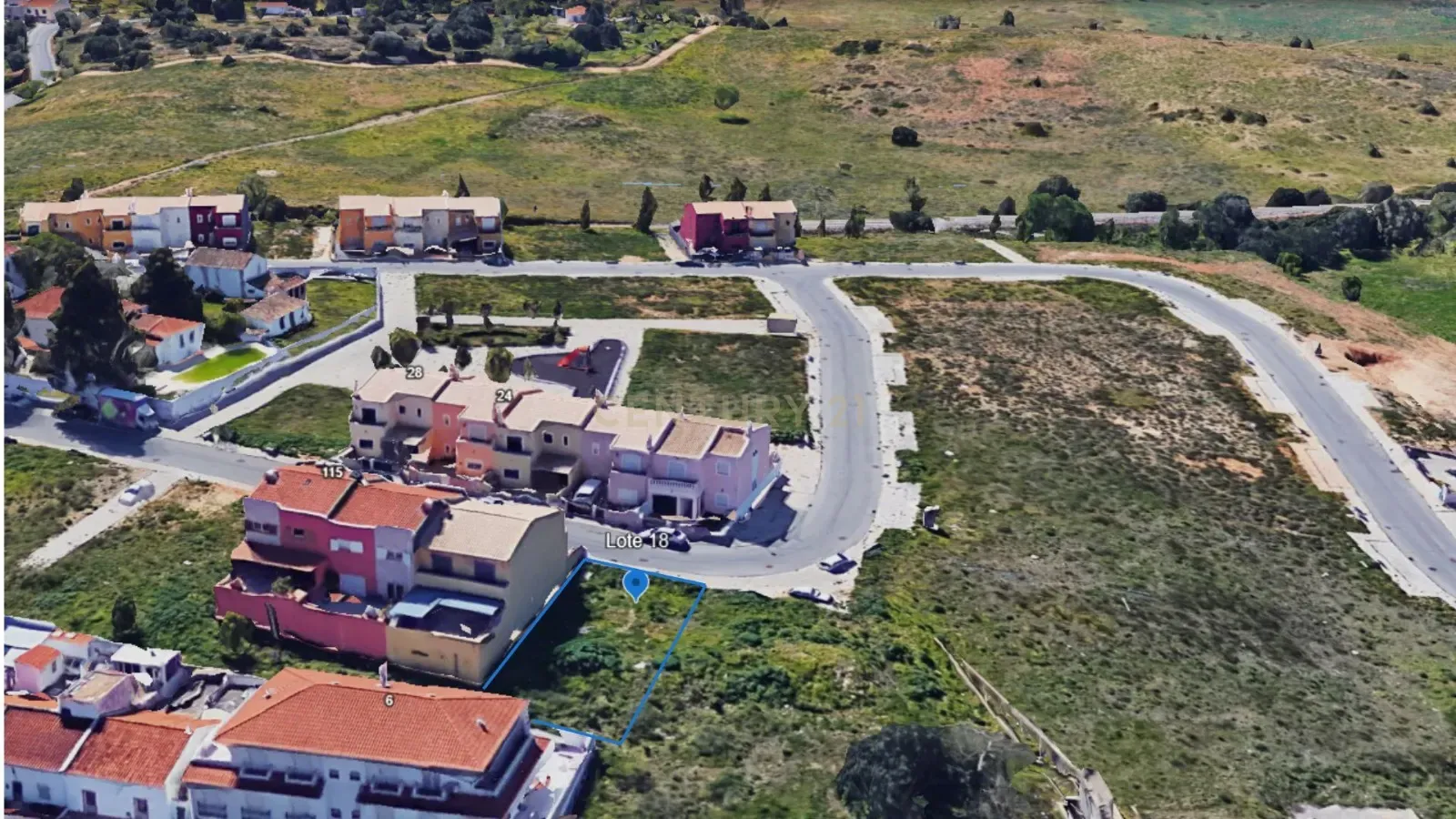 Lote de 168 m² para Construção de Moradia Geminada com Dois Pisos (exige Apresentação de Projeto) em Estombar, Lagoa - Image 2
