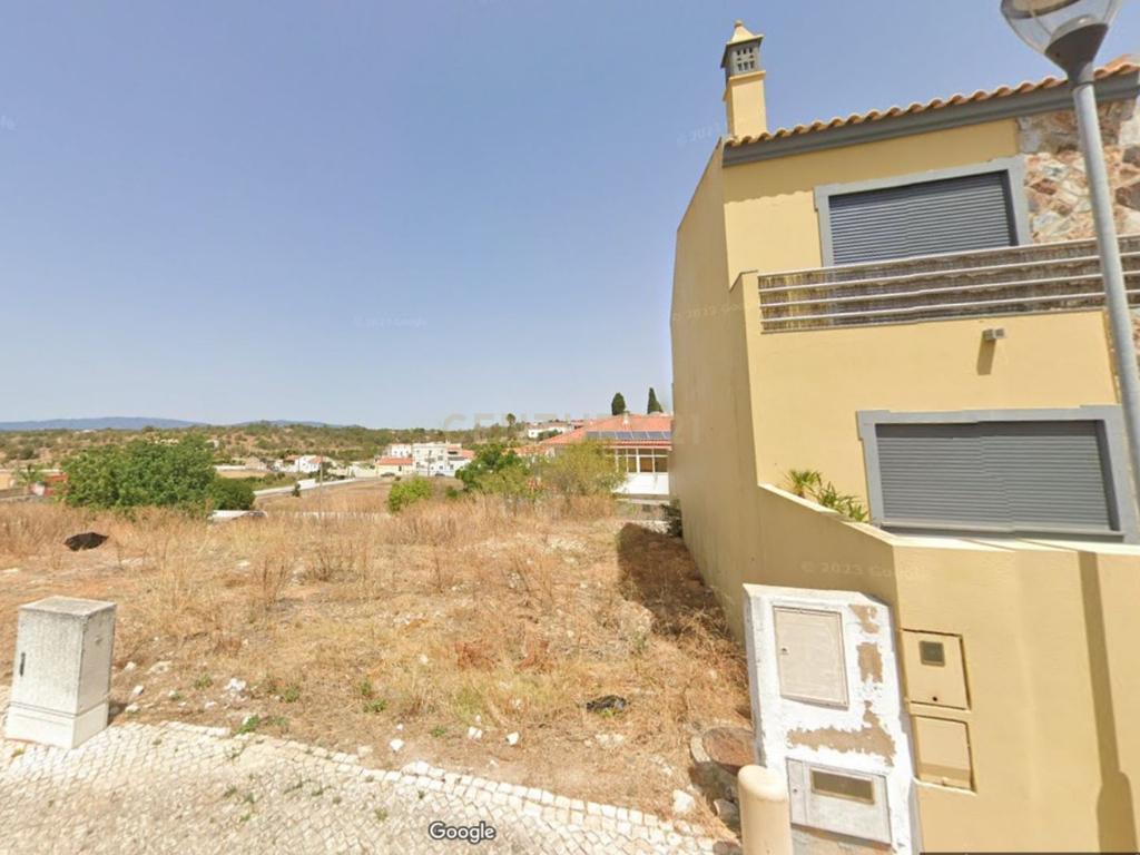 Lote de 168 m² para Construção de Moradia Geminada com Dois Pisos (exige Apresentação de Projeto) em Estombar, Lagoa - Image 10