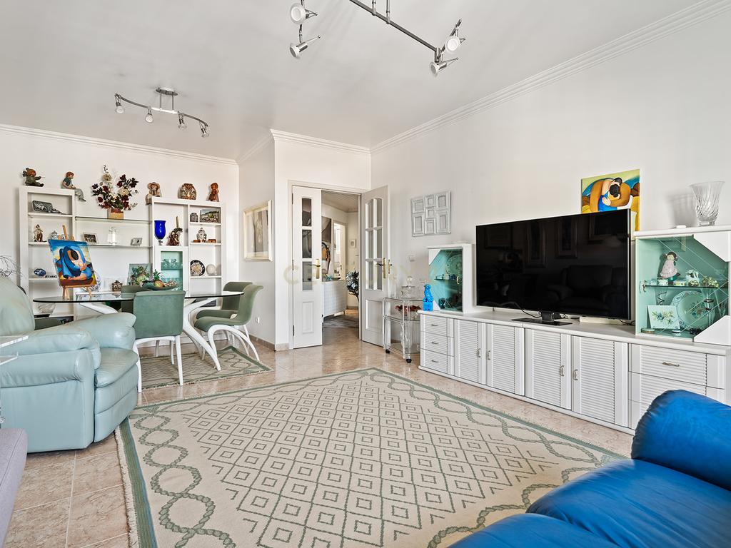 Apartamento T1 com garagem e arrecadação no Casal de São Brás, Amadora - Image 5