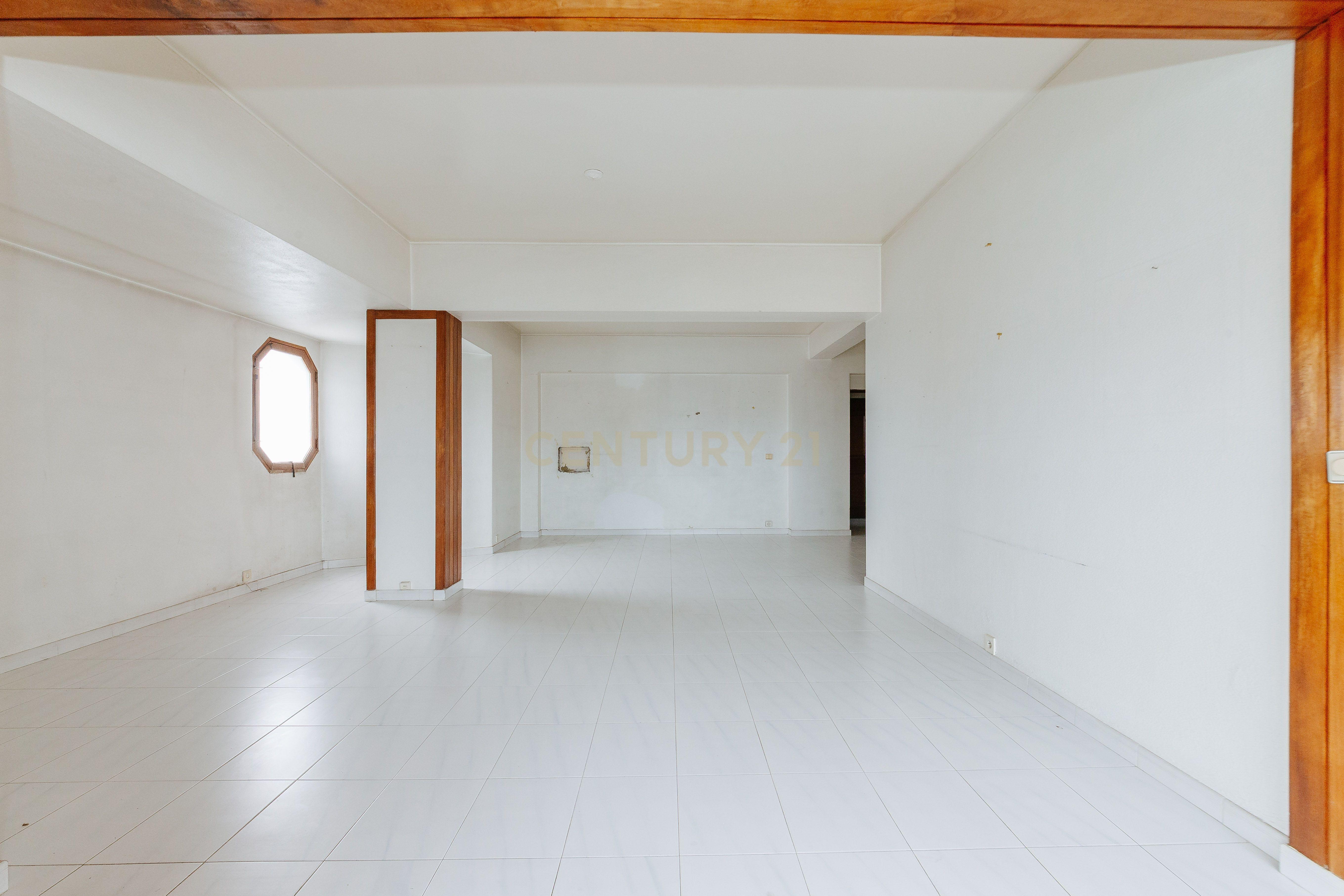 Fotografia 4 de Apartamento T4 para Remodelação nos Olivais, Lisboa - Oportunidade Única