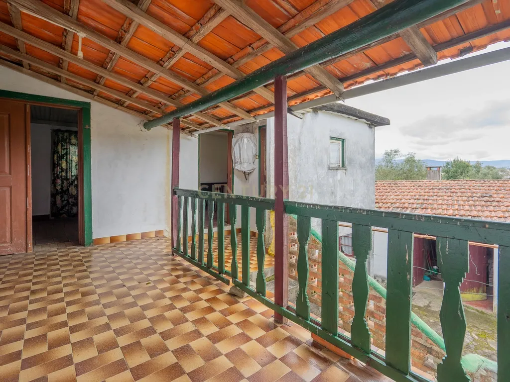 Moradia T3 para recuperar com terreno a 1,5km do centro de Vila Nova de Poiares - Image 24