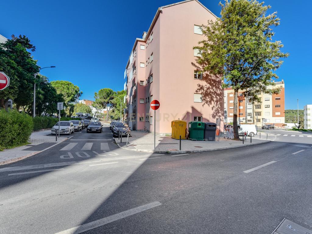 T5 Alfragide com Varanda - Image 25