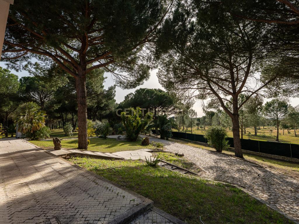 Fabulosa Quinta com lote de terreno de 22.381 m2, onde se encontra inserida uma moradia composta por dois pisos, com uma área bruta de 623 m2, uma área útil de 304 m2 e uma área bruta dependente de 319 m2, localizada em Santo Isidro de Pegões, na zona de Pegões, a pouca distância das belas praias de Setúbal. - Image 117