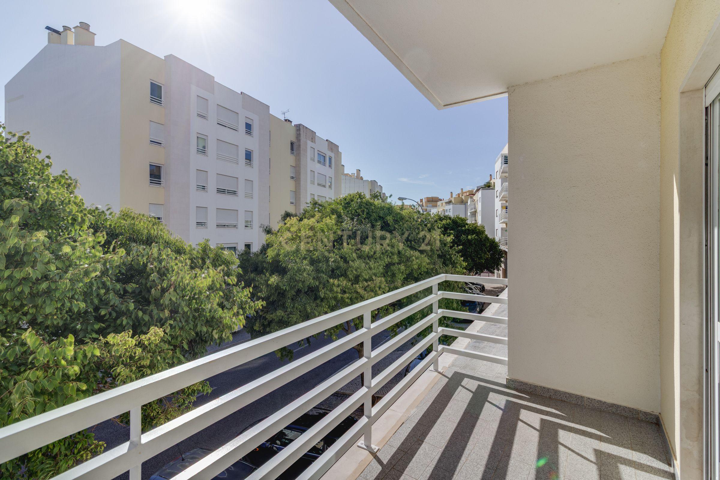 Fotografia 3 de T3 nos Jardins da Parede com Box, Varanda e a poucos minutos da praia