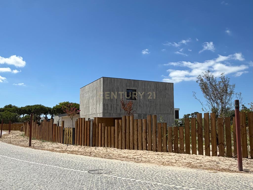 Moradia T6 com Projeto de Autor em Tróia/Comporta | Piscina, 3 Suites, Jardim Privado - Image 1