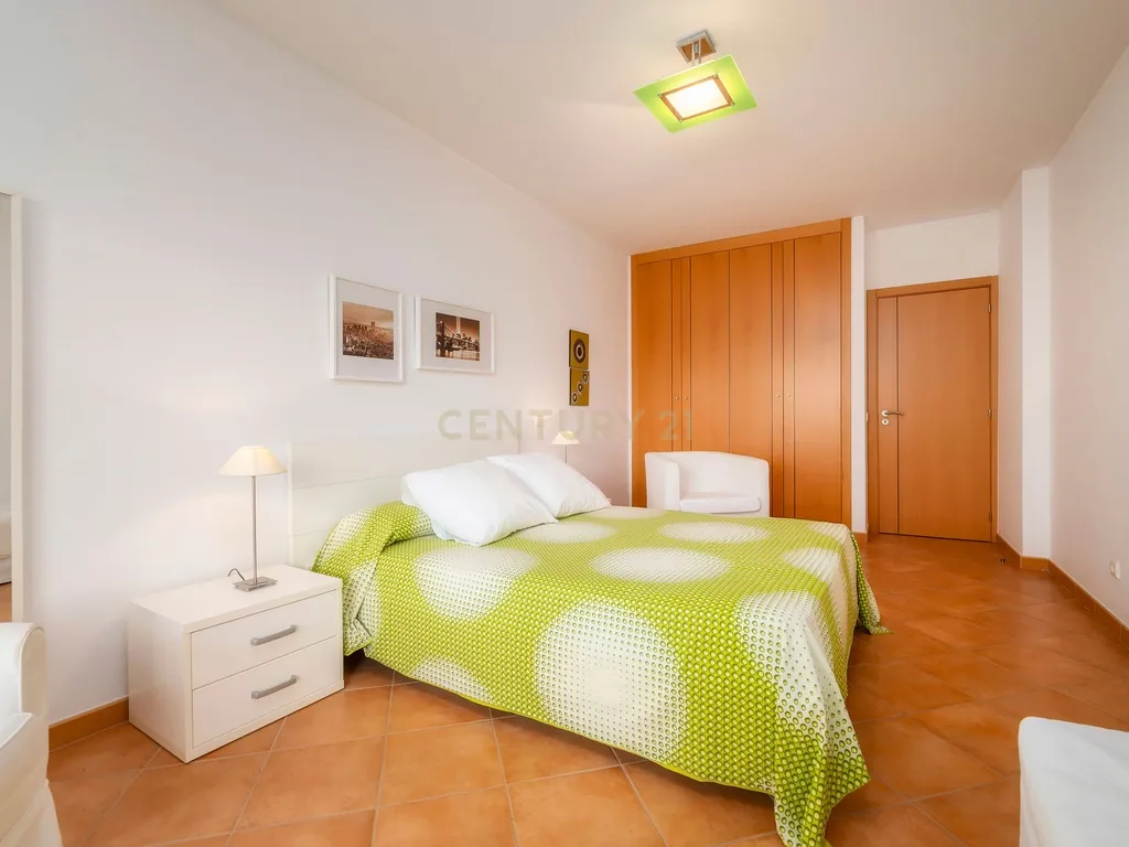 Apartamento T1 | Vista mar | Piscina | Estacionamento | Praia 100mt | Armação de Pera | Algarve - Image 10