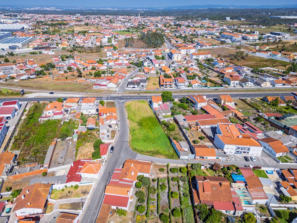 Terreno com 2.117 m² e elevado potencial construtivo. Antigo projeto aprovado para prédio de apartamentos e índice de construção 1. Uma excelente oportunidade para promotores imobiliários. - Image 8
