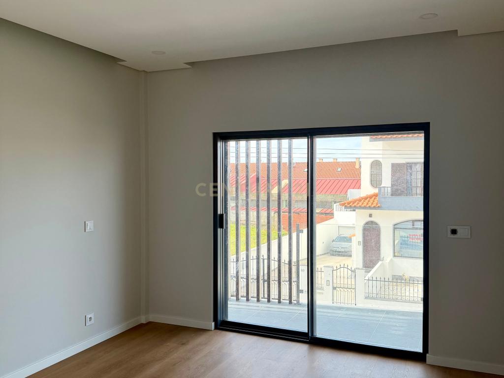 Moradia T3 Contemporânea em Tires - Image 25