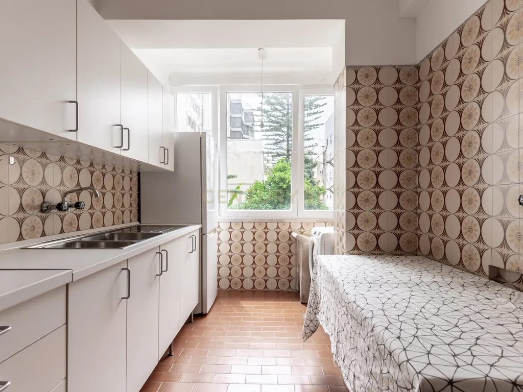 Apartamento T3 com elevador e garagem na Rua Luciano Cordeiro, em Lisboa - Image 13