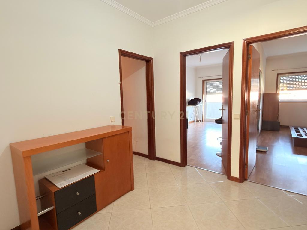 Apartamento T3 em Lousada com Garagem e Varandas - Image 9