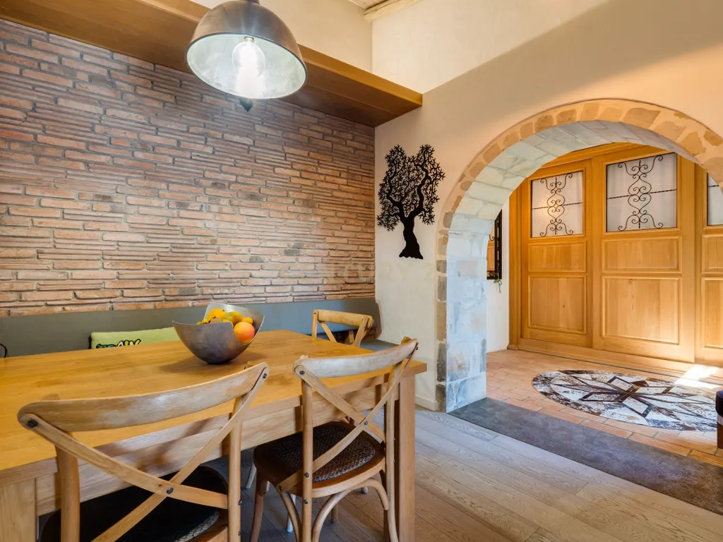 Propriedade com três habitações, piscina aquecida e sauna, num terreno de 10.000 m² - Image 9