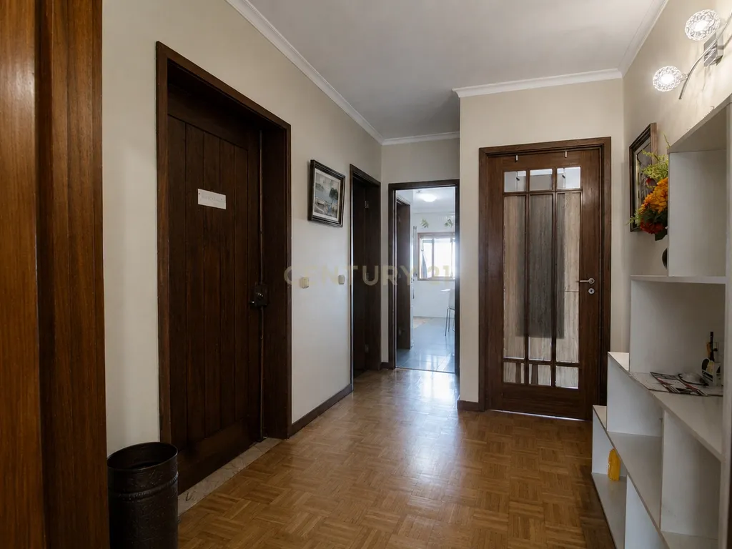 Apartamento T2+1 com Garagem, Varandas em Canidelo Vila Nova de Gaia - Image 3