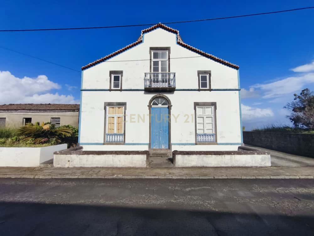 Rústico de Luxo – Moradia Renovada com Vista Mar Deslumbrante - Image 1