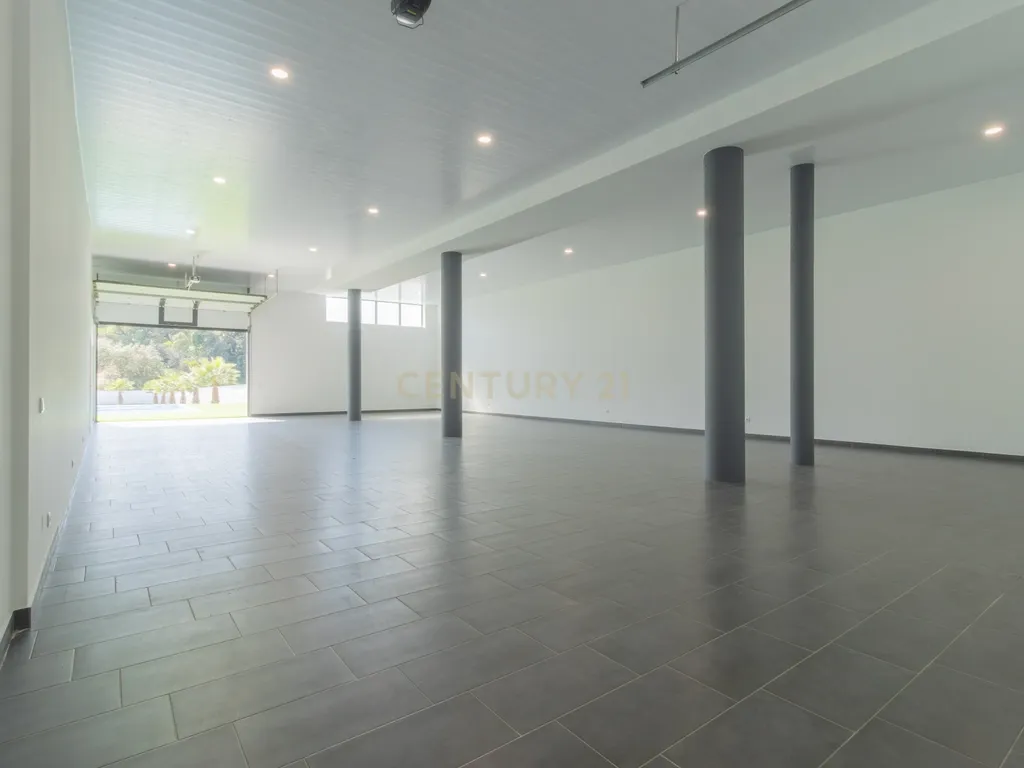 Propriedade Totalmente Renovada com Armazém/Garagem de Grande Dimensão e Piscina em Monte Real - Image 7