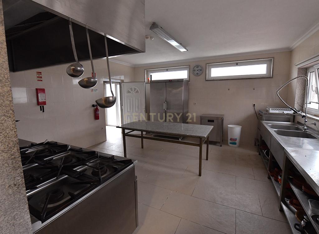 Restaurante novo totalmente equipado e pronto a funcionar. - Image 10
