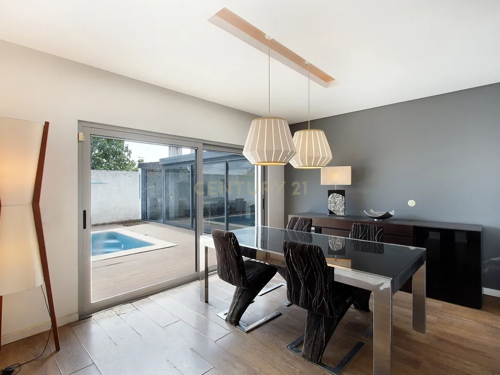 Moradia Isolada T4 Moderna com Piscina Privada, Jardim e Garagem Ampla na Pontinha - Image 8