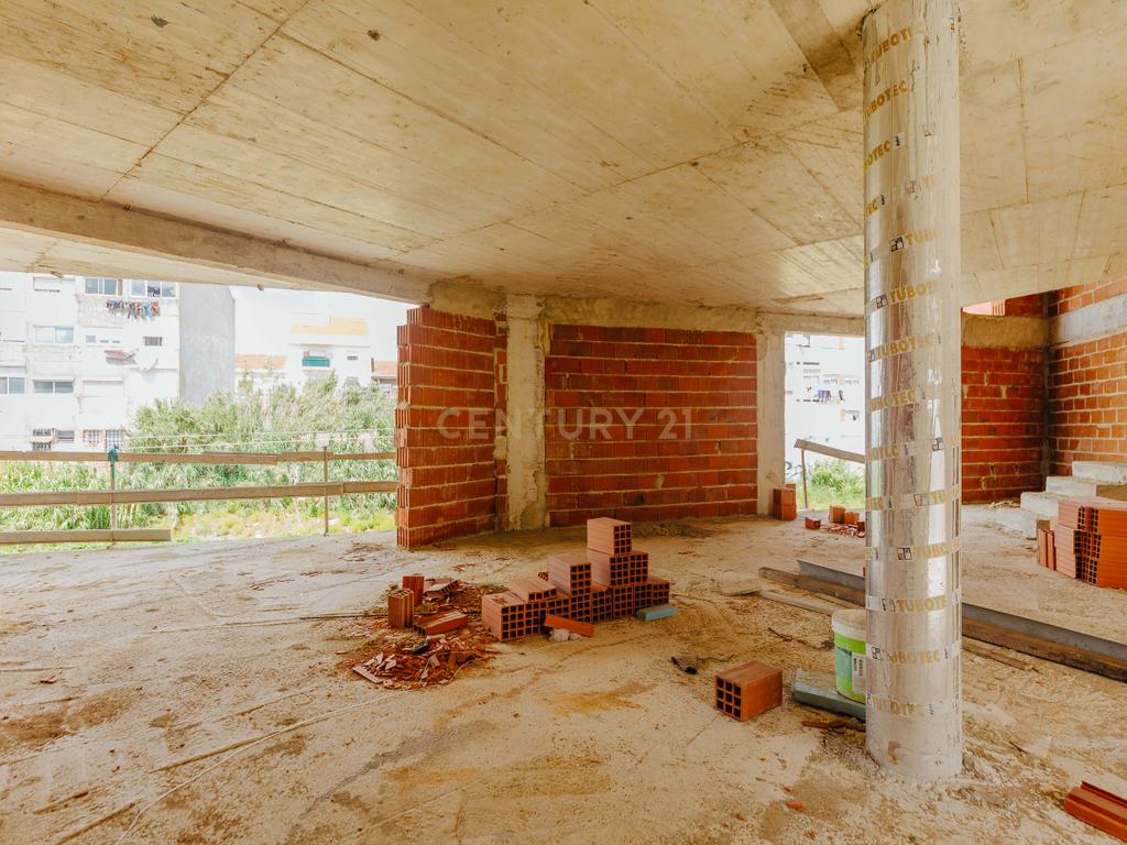 Moradia Unifamiliar de Tipologia T2 em Construção - Image 9
