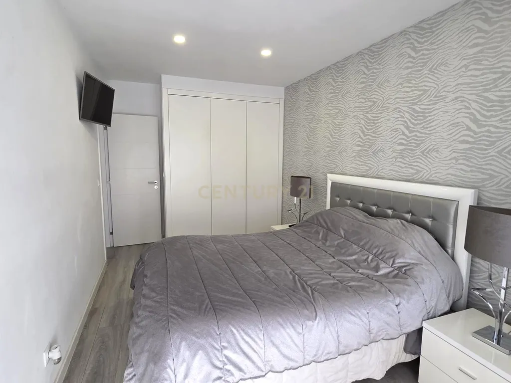 Apartamento T4 agora T3 em Almada transportes á porta # Negociável # - Image 24