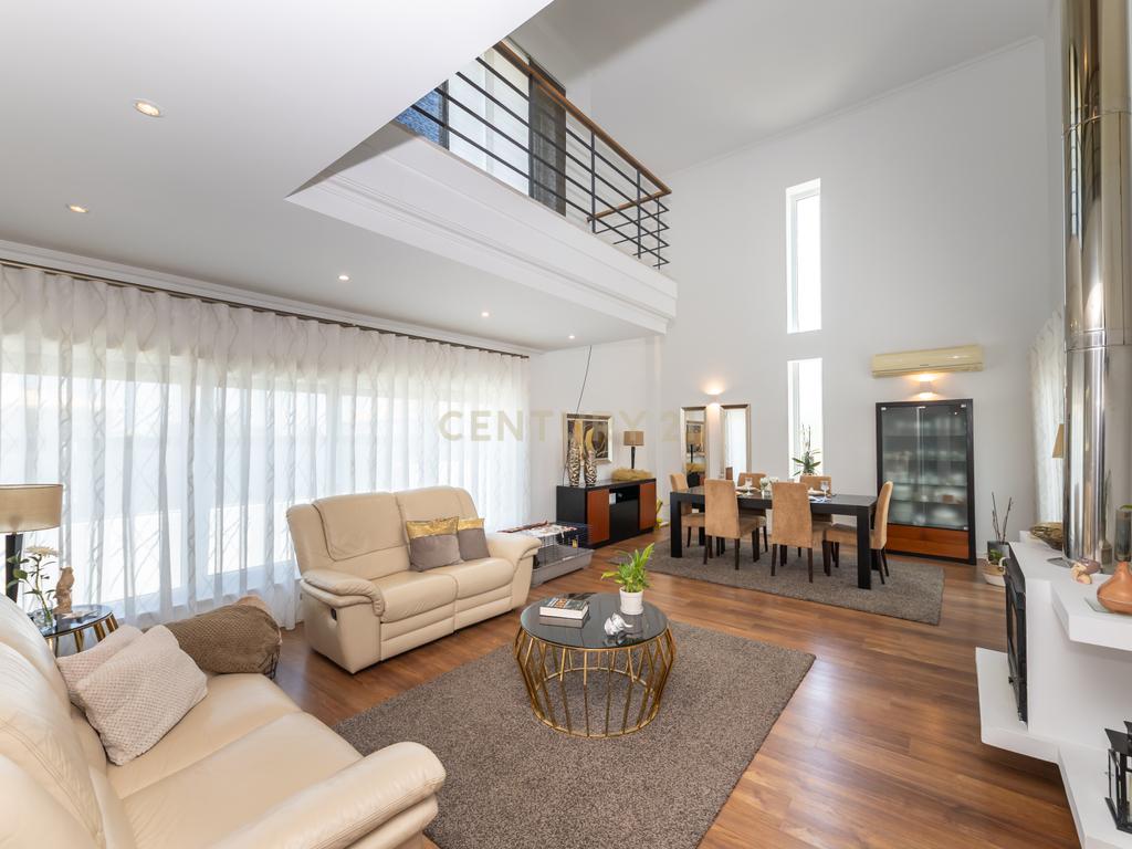 🌳 Moradia T4 Isolada com Jardim e Terraço na Quinta da Serralheira 🌞 - Image 9