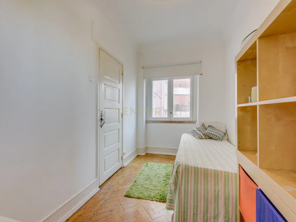Fantástico Apartamento na Av. João XXI, com uma localização estratégica. - Image 5