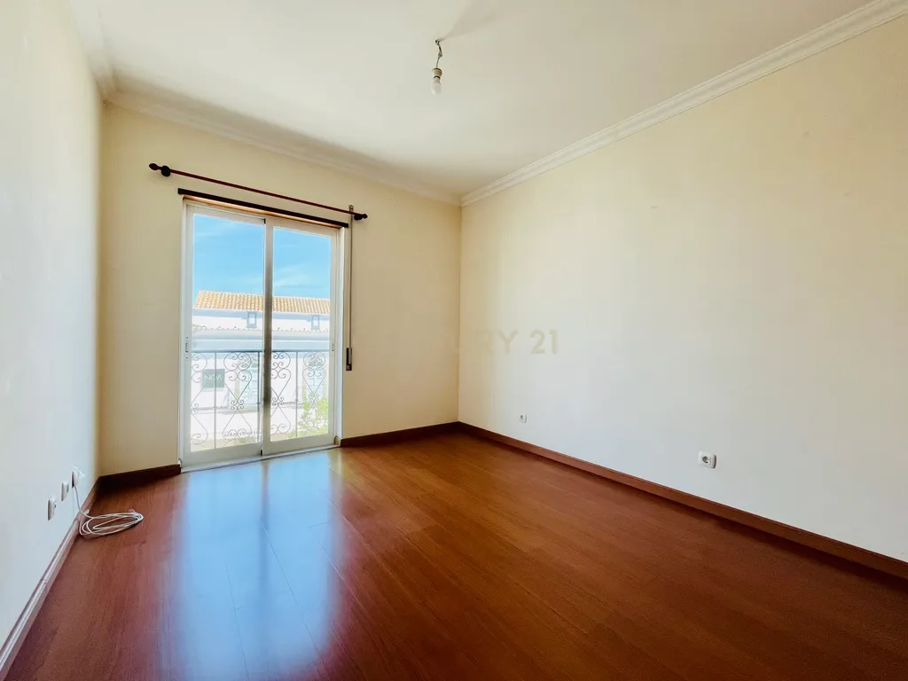 Apartamento T3 na Baixa de Olhão – Localização privilegiada junto à Praça da Floripes e Mercados Municipais - Image 21