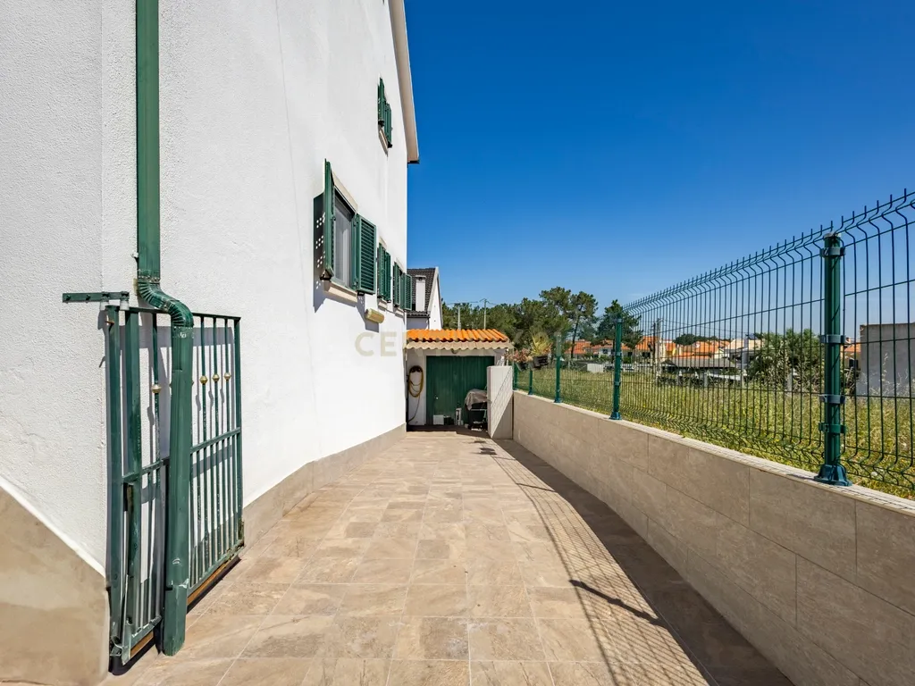 Moradia T2 Geminada com Aproveitamento de Sótão na Quinta do Conde - Image 33