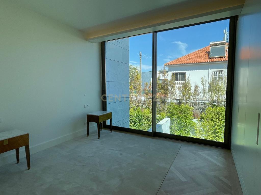 Moradia T3+1 em Cascais com Piscina Privada, Varandas e Jardim - Image 13