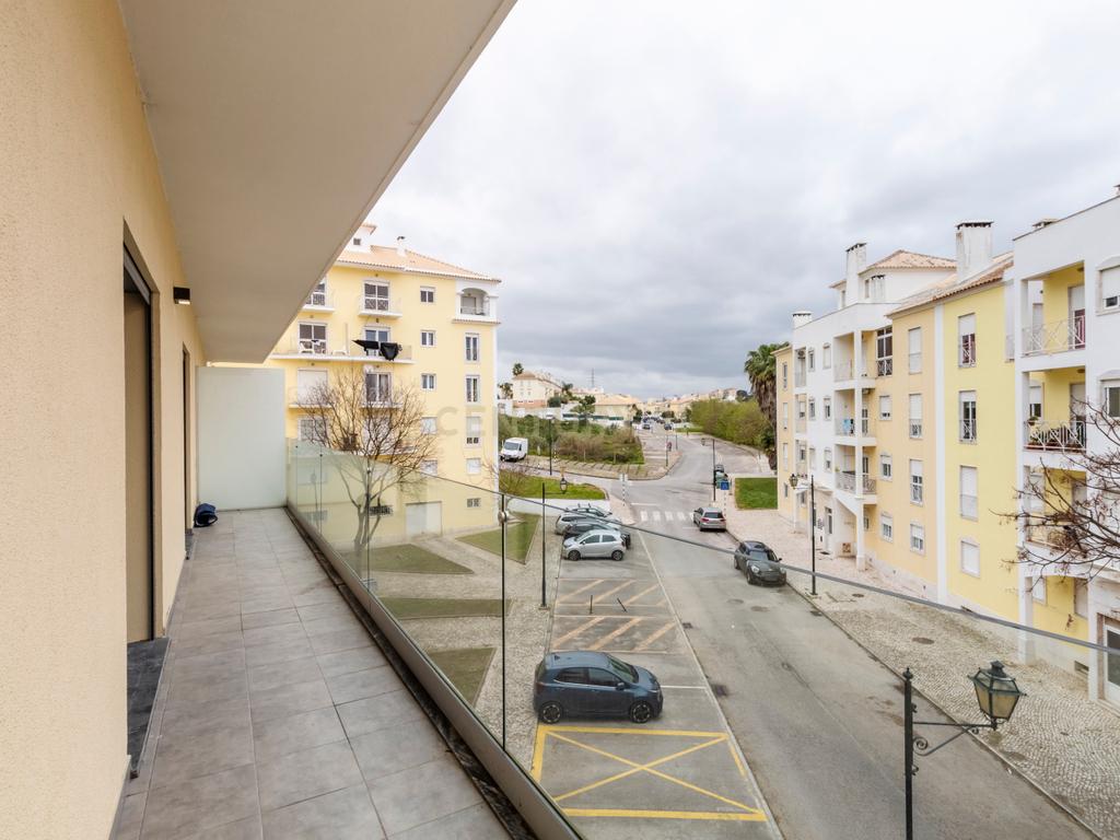 T2 Semi-Novo (2023) | Terraço/Varanda em U de 60 m² | Parqueamento + Arrecadação | Elevador | Quinta da Várzea, Sobreda (Almada) - Image 10
