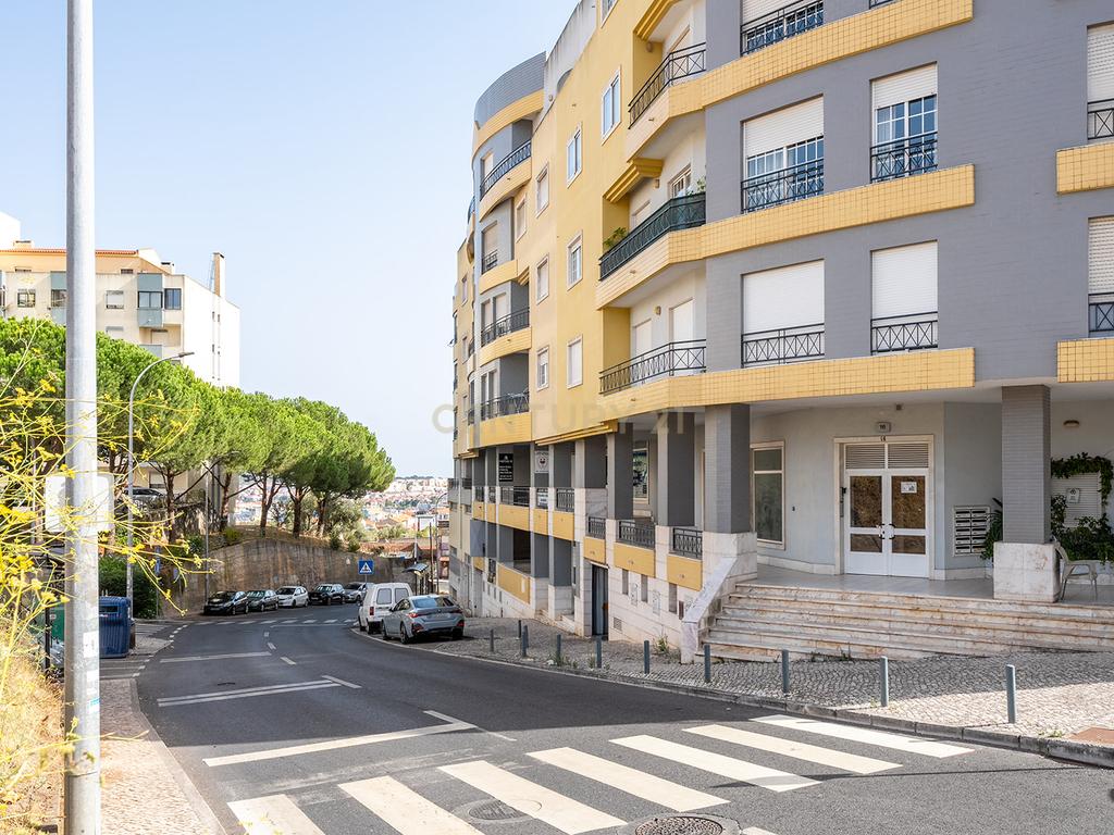 Apartamento T1 com garagem e arrecadação no Casal de São Brás, Amadora - Image 17