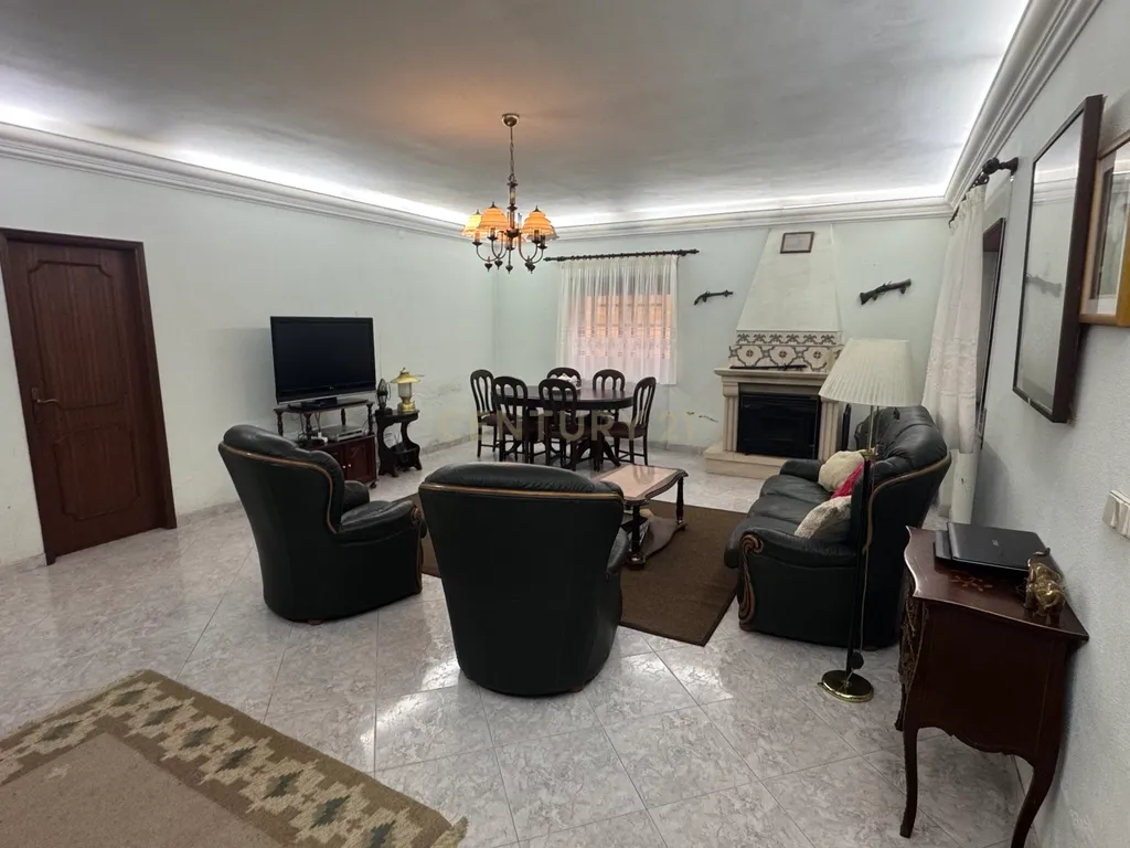 Espetacular Moradia T4 com Jardim e Vista Campestre em Alenquer - Image 12