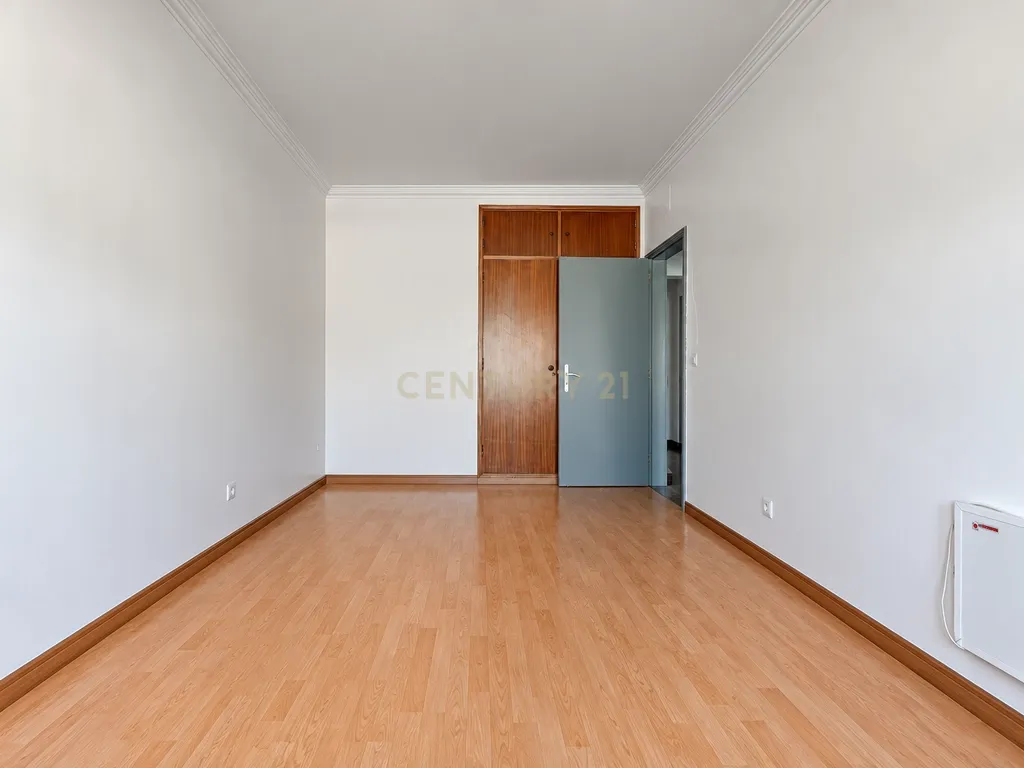 T2+2 Renovado com Sótão, Espaço Exterior e Garagem — Centro de Tires - Image 12