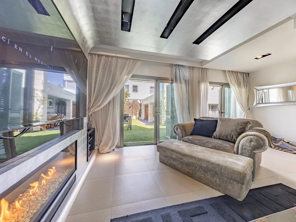Villa de Design em Segunda Linha de Mar em Sitges com Mobiliário de Marcas de Luxo - Image 31