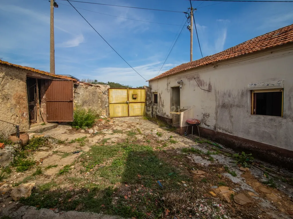Casa típica portuguesa para remodelação a poucos minutos das praias da Figueira da Foz - Image 2