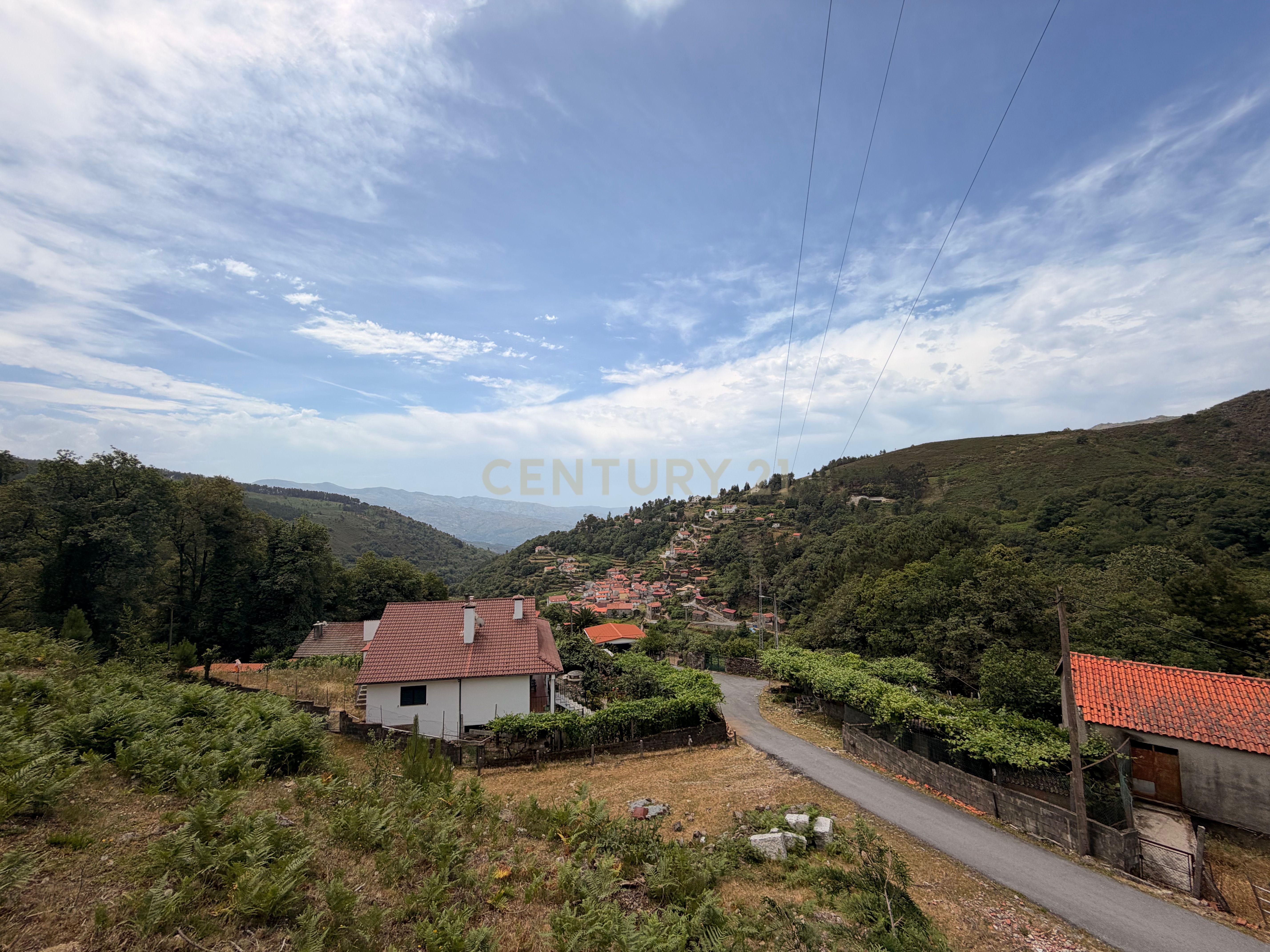 Fotografia 9 de Moradia para restauro e terreno com 2 261m2 em Adrão, Arcos de Valdevez