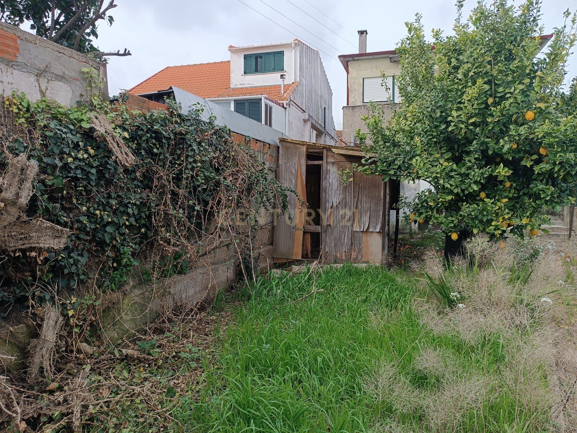Moradia bifamiliar com cinco quartos, terreno e água para reconstrução no coração da Cidade da Maia, em Gueifaes - Image 48