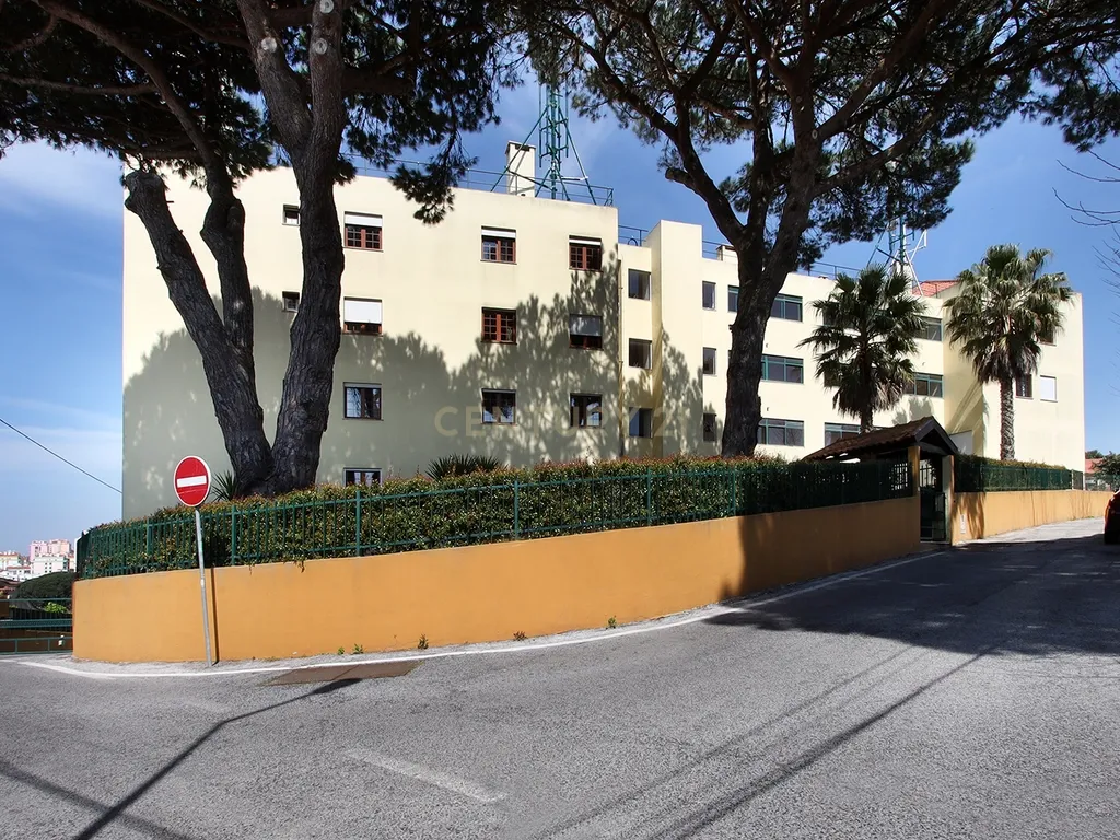 Apartamento T3 com vista p/ Serra Sintra e parqueamento em Rio de Mouro, Sintra - Image 24