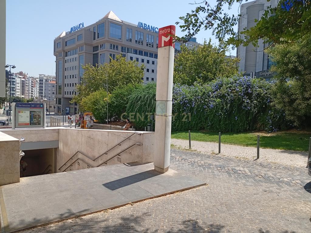 Situado no Bairro Azul junto do Metro e do El Corte Inglês/Fundação Gulbenkian, tem este apartamento com traça antiga com 7 assoalhadas dispostas numa área de 200 m². - Image 25