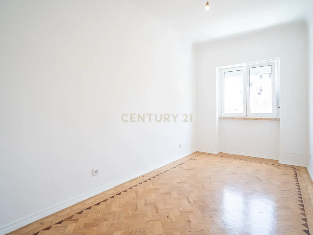 Apartamento Remodelado em Moscavide, Loures - 2 Quartos com Terraço - Image 15