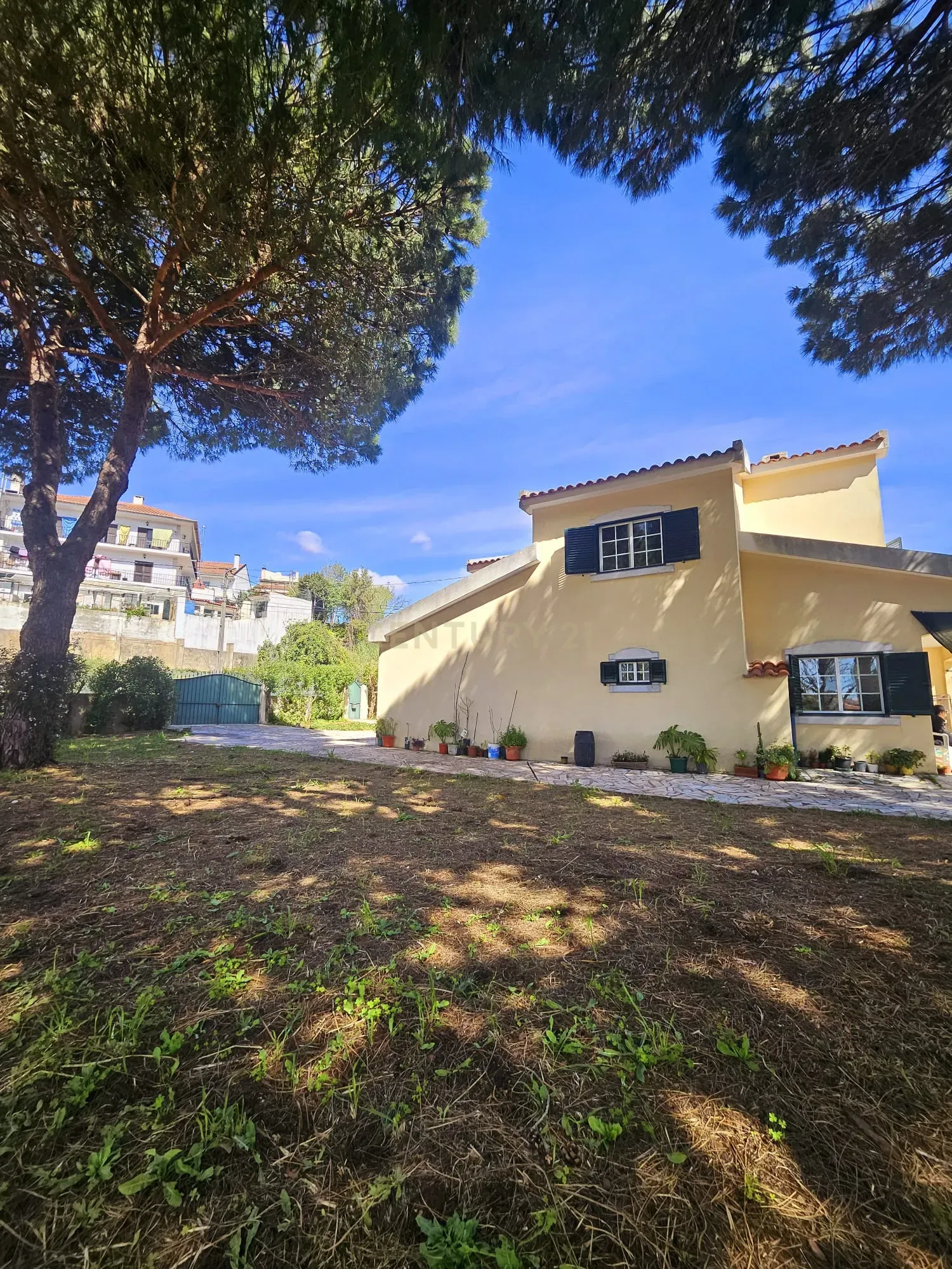 Moradia Unifamiliar T4 com Vista Desafogada e Grande Lote de Terreno na Quinta da Condessa - Image 46