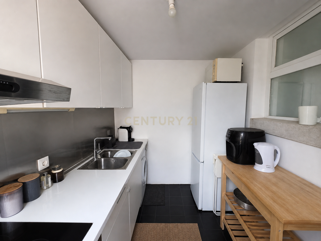 Arrendamento – Elegante Apartamento T1 com Terraço e Vista sobre o Rio Tejo no Chiado. - Image 14