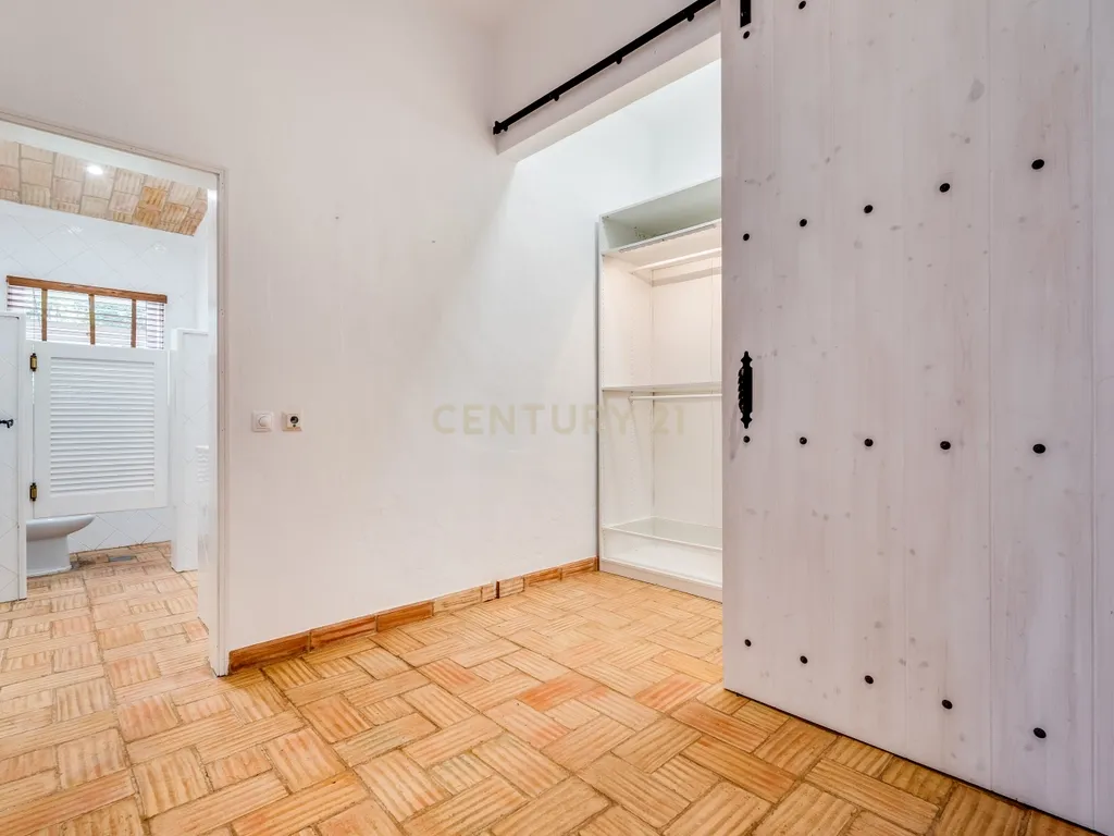 Moradia Exclusiva Térrea com Piscina Aquecida, Jardim e Total Privacidade na Urbanização Serra e Mar - Image 39