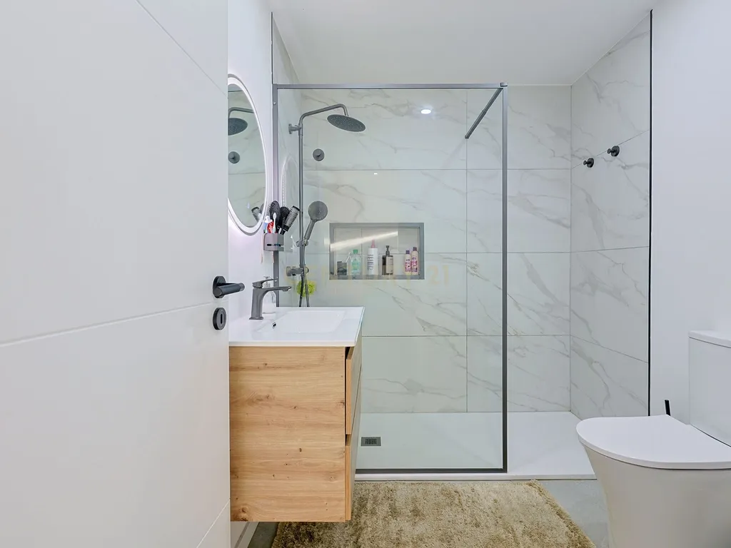 Apartamento T3 Duplex Remodelado no Centro de Corroios - Image 12