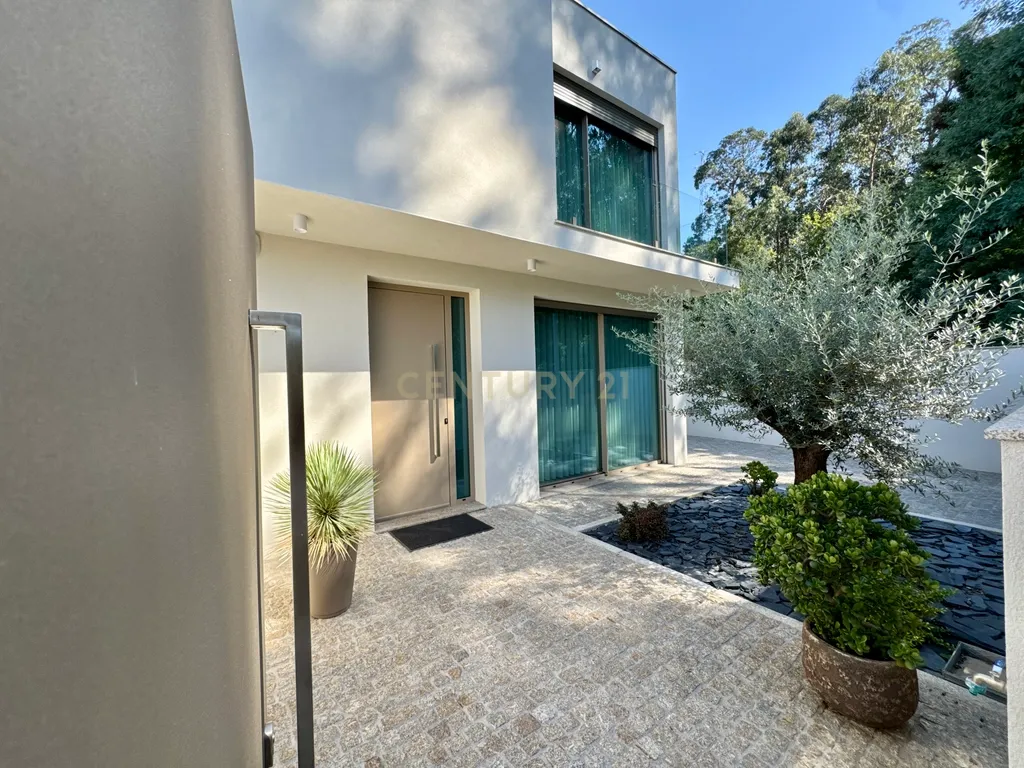 Moradia Contemporânea de Três Frentes | Gondomar, Porto - Image 1