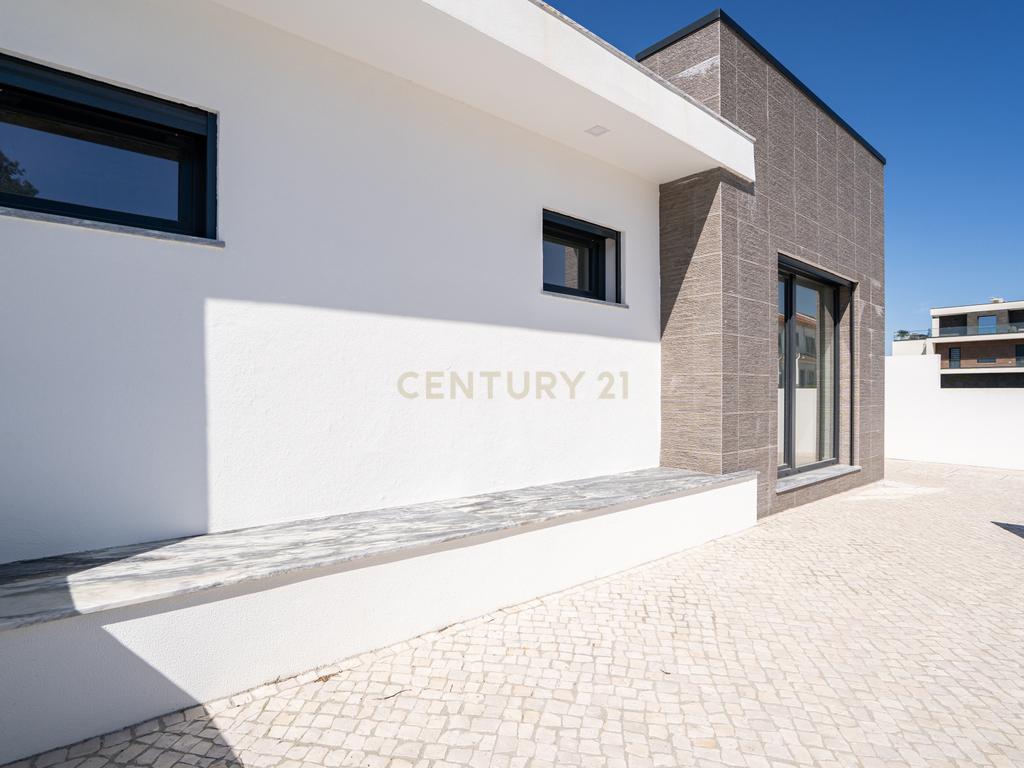 Moradia Térrea com piscina e quatro suites - Image 4