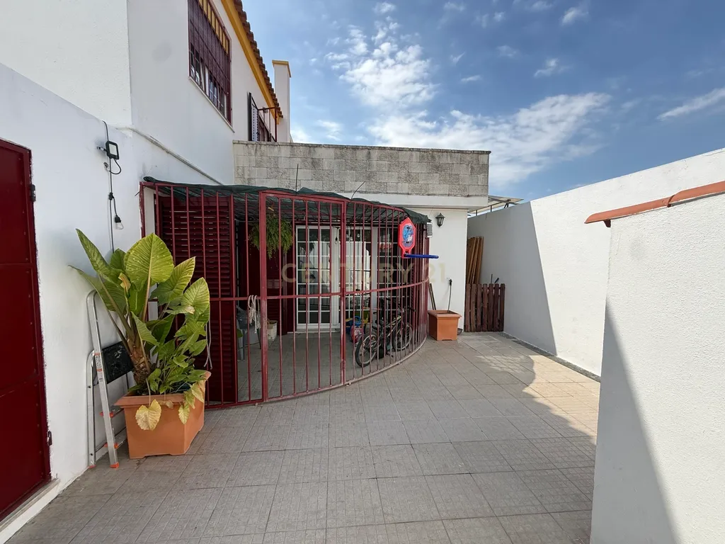 Moradia T4 em Vendas de Azeitão com jardim - Oportunidade - Image 23